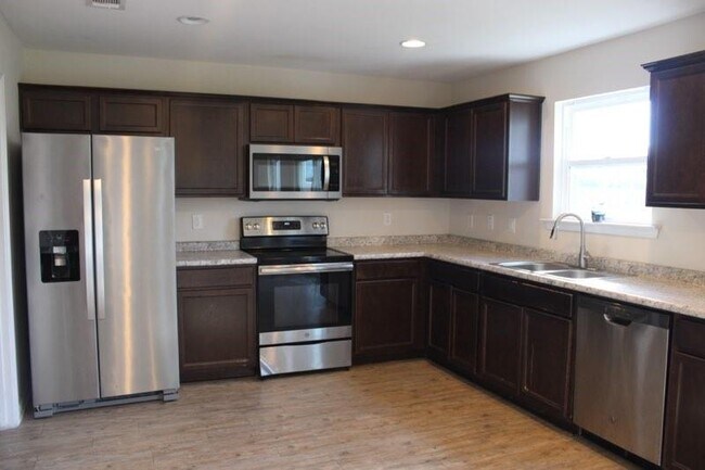 Building Photo - 119 Roswell Dr W