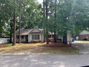 Building Photo - For Rent - Quiet neighborhood but close to everything!!