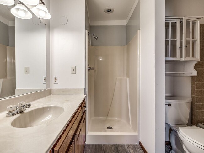 Building Photo - Move in discount / $800 first month rent