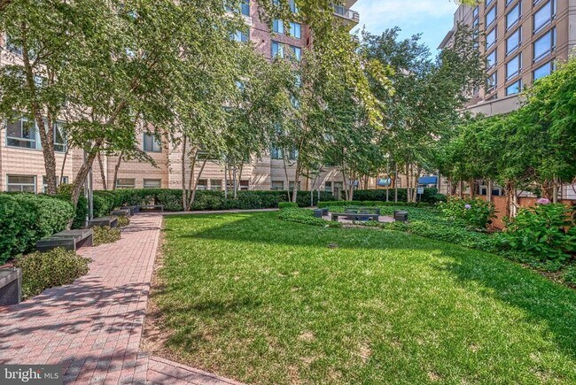 Building Photo - 851 N Glebe Rd