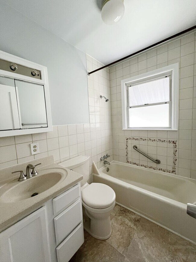 Building Photo - SEE IT NOW: Cozy 2-Bed, 1-Bath Ranch in Qu...