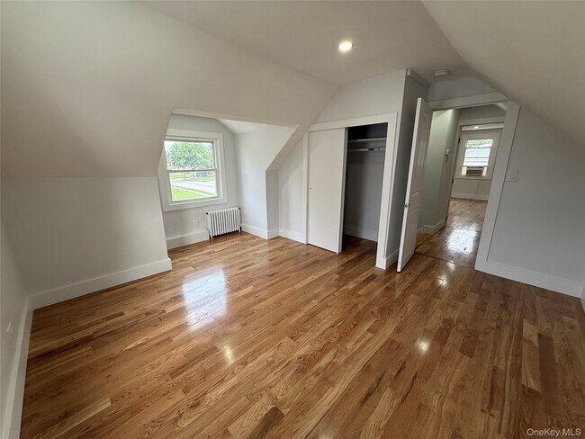 Building Photo - 9 Stanford Ln