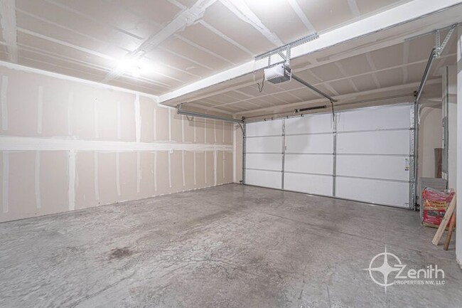 Building Photo - 5609 NE 74th Ct