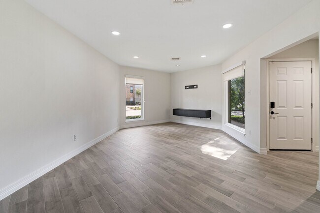 Building Photo - 1928 Augusta Dr