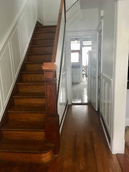 steps to upstairs - 825 Kentucky Ave SE
