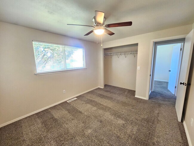 Building Photo - 3 Bedroom home in desirable neighborhood!