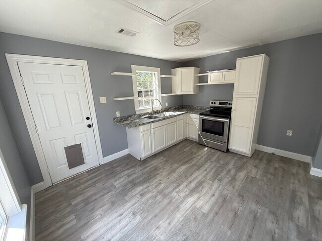Building Photo - 401 Roosevelt Cir