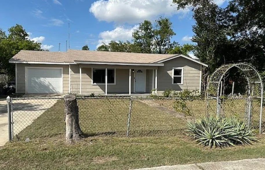 Primary Photo - 602 W Avenue B