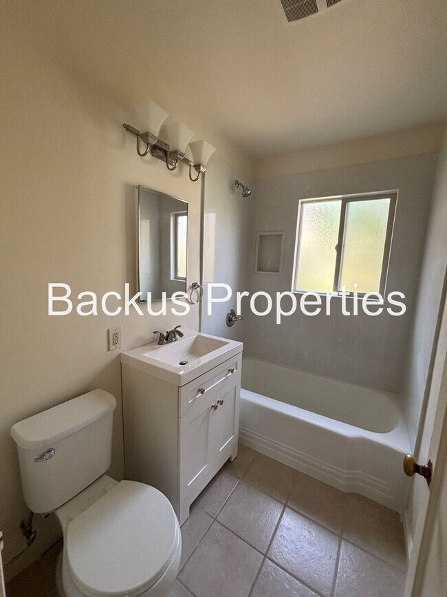 Building Photo - Wonderful two-bedroom home in established neighborhood