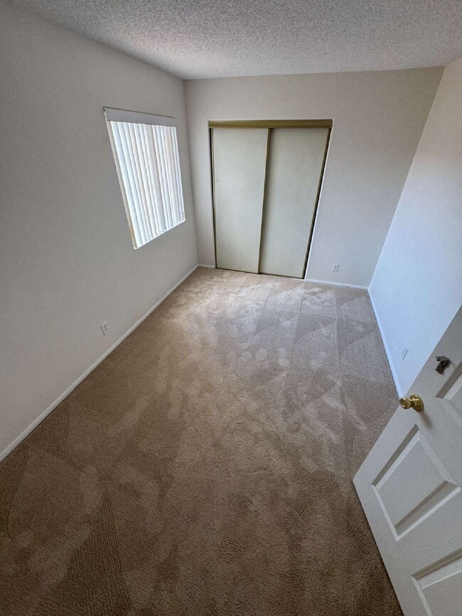 Building Photo - 3 Bed, 2 1/2 Bath Henderson