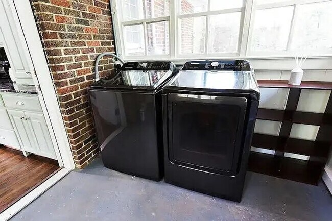 Building Photo - Spacious and homey home in the heart of Rosewood