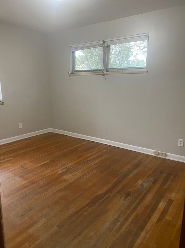 Building Photo - 3 bed 2 bath
