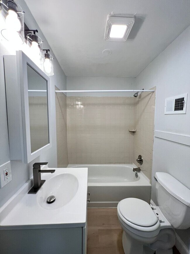 Building Photo - Beautiful & spacious 3b/1.5b home