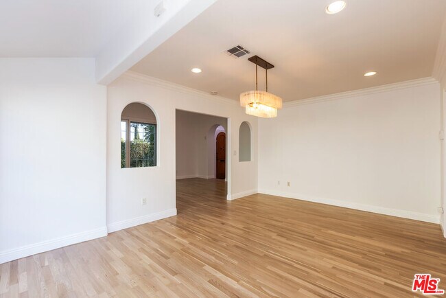 Building Photo - 1557 N Stanley Ave