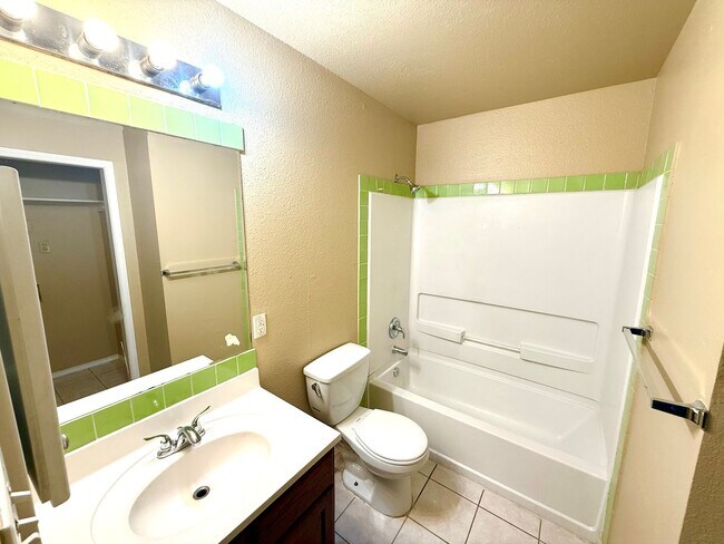 Building Photo - 424 Amires Pl