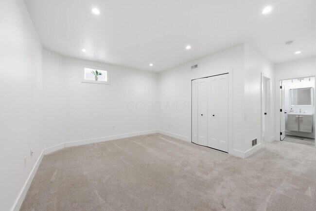 Building Photo - 1102 Summit St