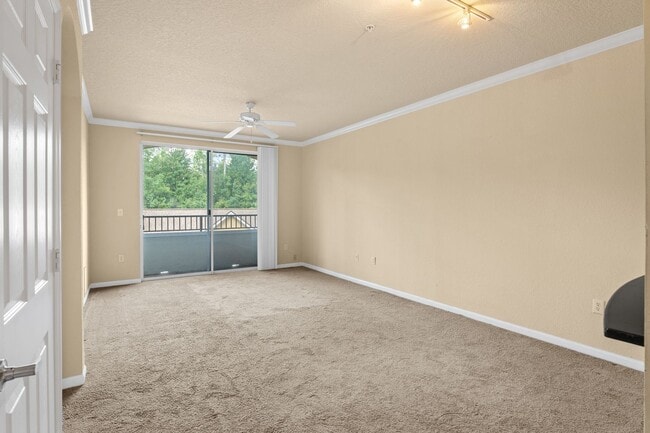 Building Photo - Gated Community!