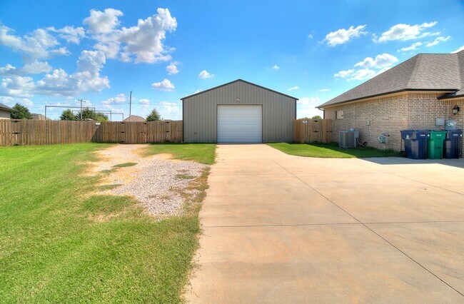 Building Photo - 3 Bed, 2 Bath Home with Bonus Office and  ...