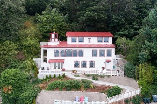 Building Photo - Amazing Dash Point Beach Front Home!