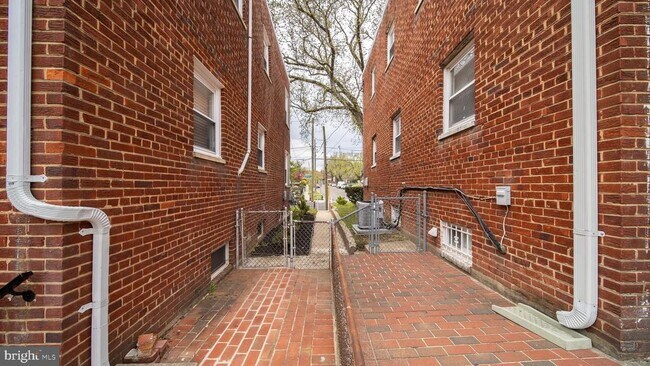 Building Photo - 604 Nicholson St NE