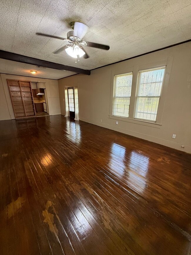 Building Photo - 3 Bedroom, 1 Bathroom Home for Rent in Beaumont