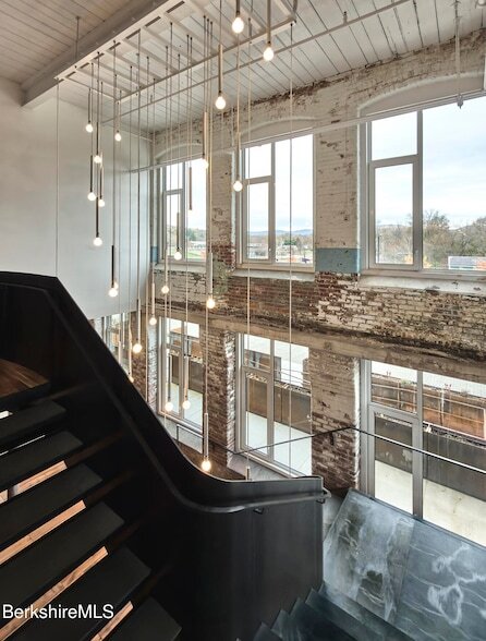 Building Photo - 520 State Rd