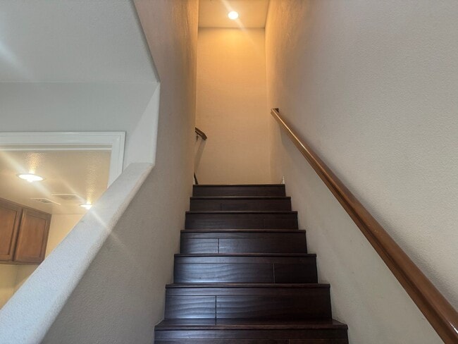 Building Photo - ONE MONTH FREE RENT! Beautiful 4 bedroom, ...