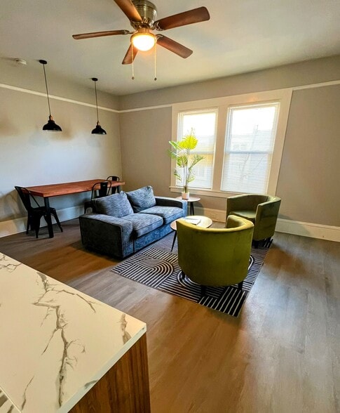 Building Photo - 1933 James Ave