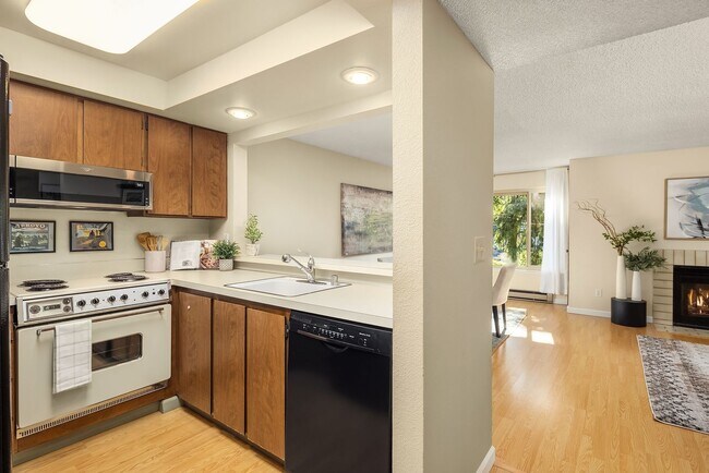 Building Photo - Spacious 2 bed, 1.25 bath, convenient loca...