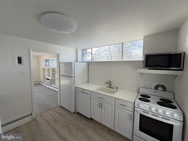 Building Photo - 454 Old Lancaster Rd