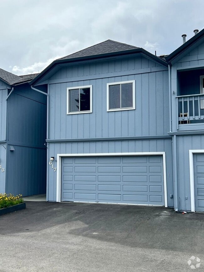 Building Photo - High speed internet included - 3 bedroom t...