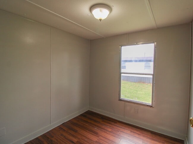 Building Photo - Close to downtown Pulaski!