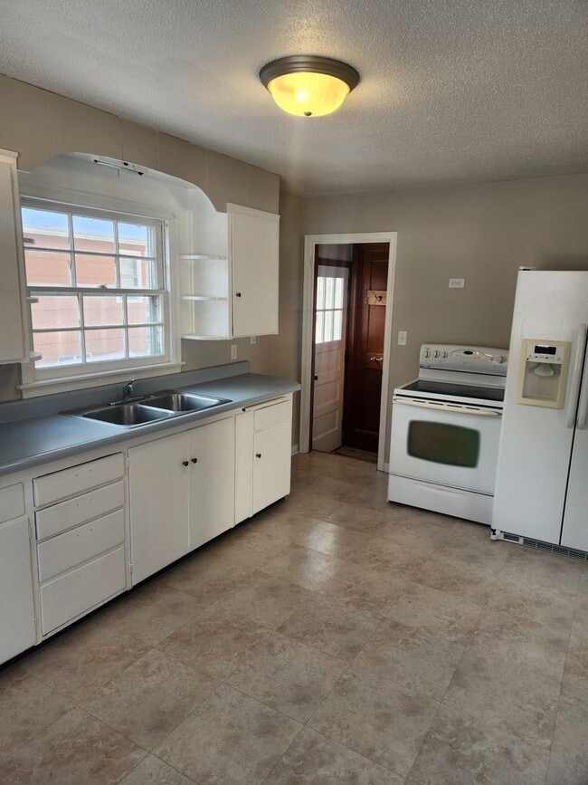 Building Photo - 4 bed 1 bath single family house.