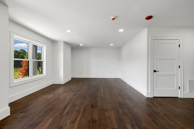 Building Photo - 1281 E Main St