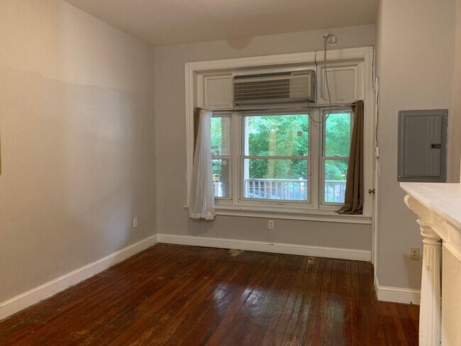 Building Photo - Amazing Studio Apartment located in Univer...