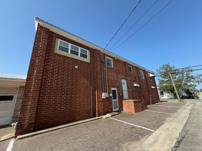 Building Photo - 18 N Zetterower Ave