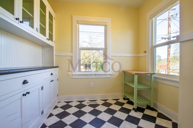 Building Photo - Light & Bright Home In Eugene