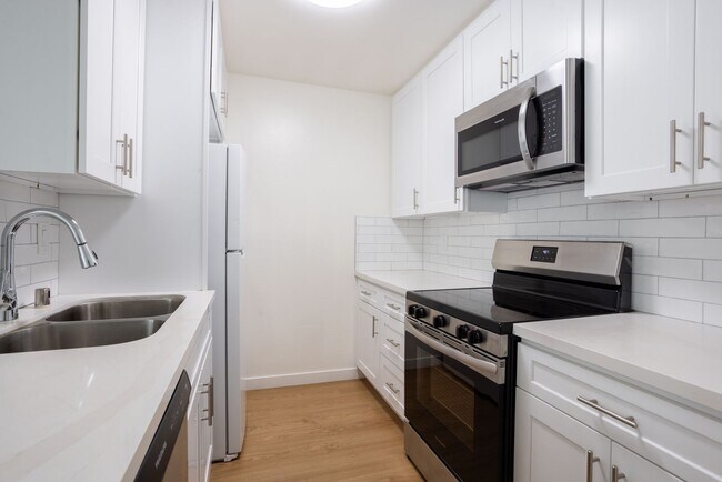 Interior Photo - West Knoll Plaza