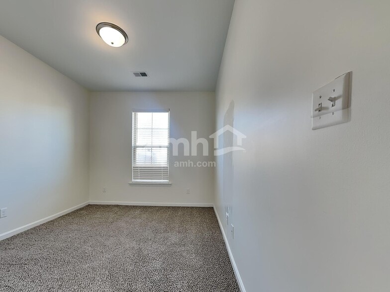 Building Photo - 5571 Stonecrest Dr