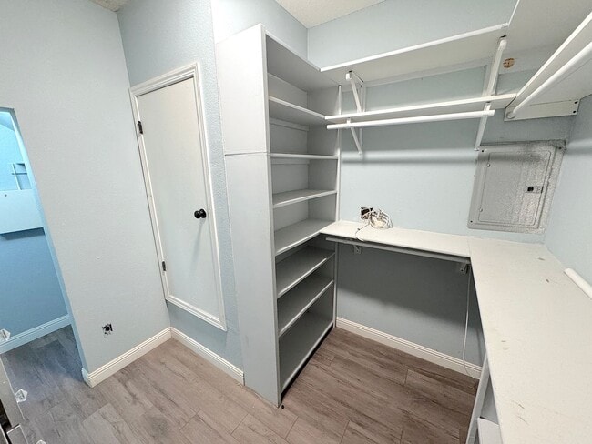 Building Photo - Gorgeous 5bed/3bath Refrig A/C with 2 Master Bedrooms!