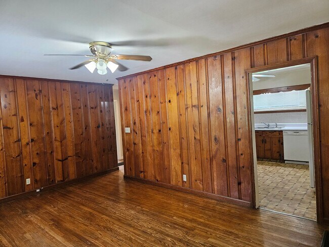 Building Photo - Don't Miss this 2 bedroom with Garage, Lar...