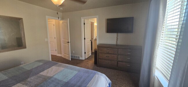 Building Photo - Beautiful 3 Bed 3.5 Bath in Riverton!!