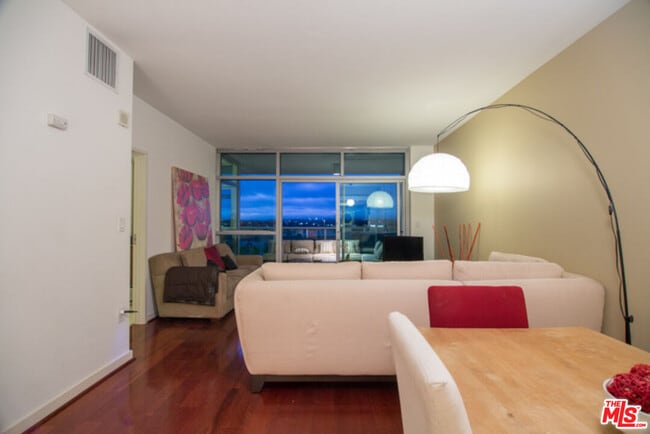 Building Photo - 13700 Marina Pointe Dr