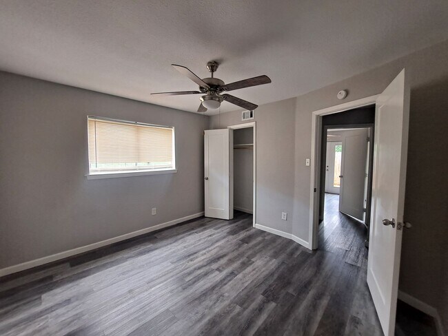 Building Photo - 815 Bluebird Dr