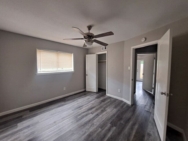 Building Photo - Cozy 2 Bedroom in Irving Available Now!