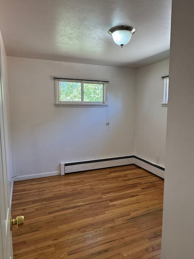 Building Photo - 3Bed 1Bath Ground Floor Unit Near Campus!!!!!