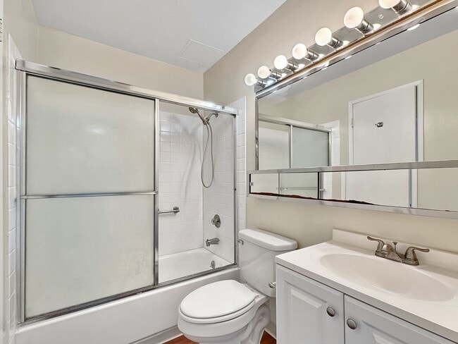 Building Photo - Sunny 3rd floor condo with parking in Wate...