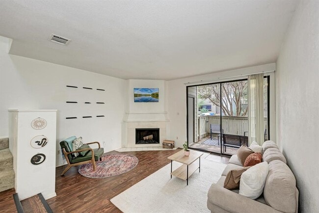 Building Photo - 1938 Holly Hill Dr