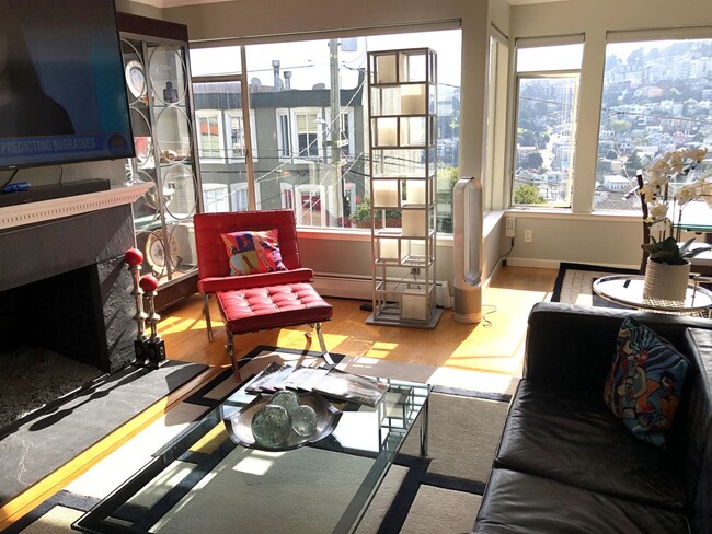 Building Photo - Elegant & Expansive Furnished 3 Bedroom/2 ...