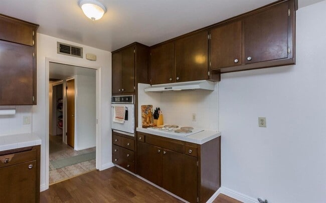 Building Photo - Beautiful 3 Bedroom / 1.5 Bathrooms